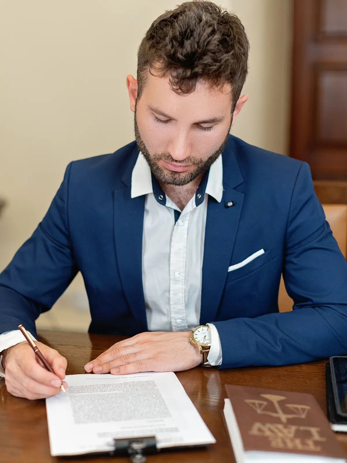 Un abogado leyendo un contrato en su escritorio